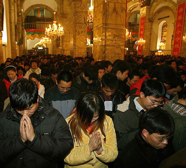 O comunismo precisa de uma falsa igreja para controlar os fiéis