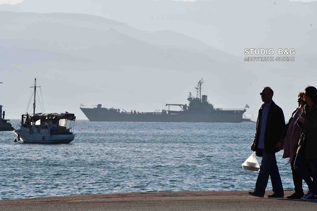 Το αρματαγωγό του Πολεμικού Ναυτικού "Χίος" στο Ναύπλιο (βίντεο)