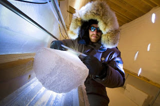 Bo Vinther, membro da equipe, prepara um 'ice core' para inspeção visual.  Foto de Christian Morel