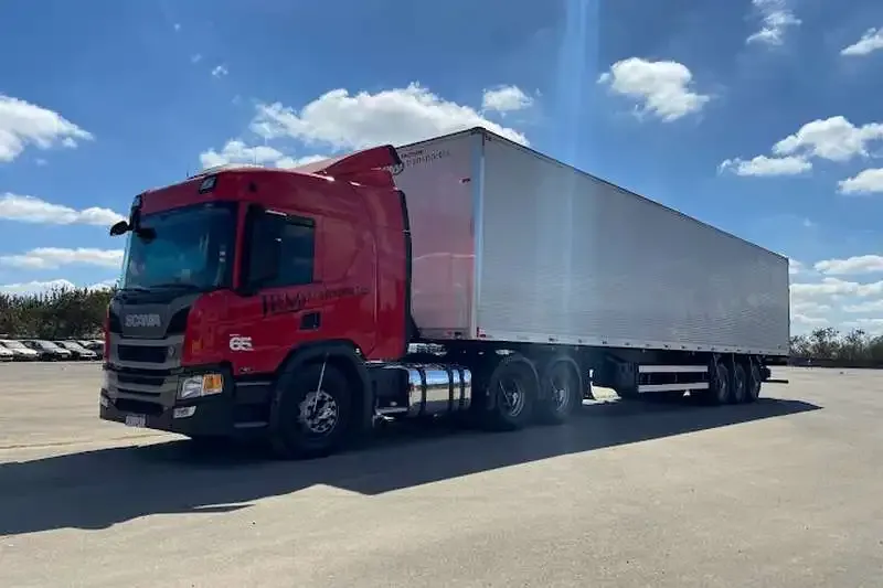 Scania com carreta baú da JRM Transportes