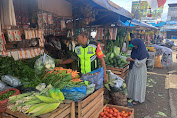 Pantau Aktifitas Pasar, Babinsa Koramil 02/Samalanga Laksanakan Komsos Dengan Pedagang Sayur