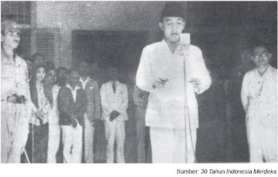 Ir. Soekarno membacakan teks proklamasi