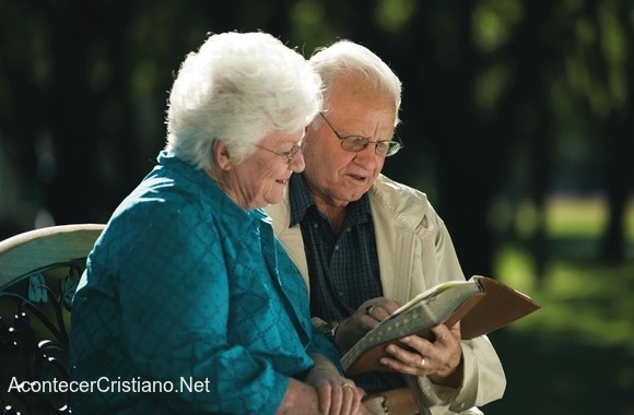 Pareja de ancianos leyendo la Biblia