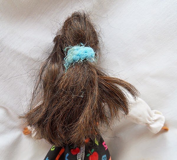 Detangle doll hair