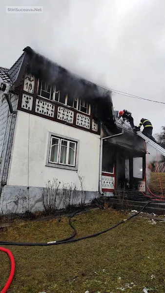 Bătrân în stare de inconștiență extras de pompieri dintr-o casă cuprinsă de un incendiul, la Vatra Dornei