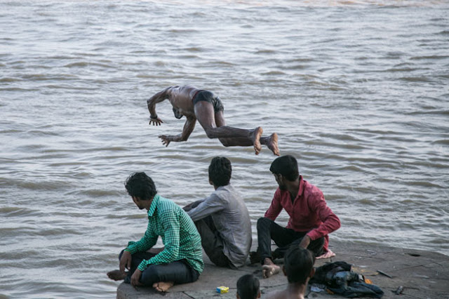 desi boy langot jumping varanasi river