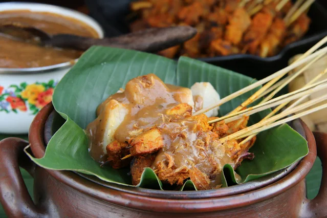 Kuliner Padang: Seni Rendang dan Sate Padang