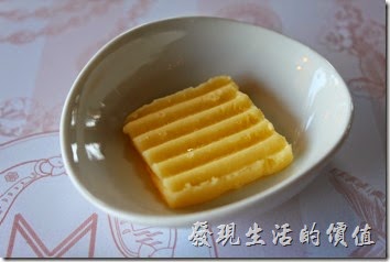 台南-瑪莉洋房(Marie's House)。也可以抹上法國依森尼鹹奶油，甘醇又輕柔的奶油芬芳，和麵包相得益彰。也可以沾著奶油濃湯，讓奶香與麥香交互融合出田覓得滋味。忘了提醒，這法式手工麵包可以無限量供應，服務生也會主動詢問是否繼續，但不建議吃太多，因為後面還有更多的好料。