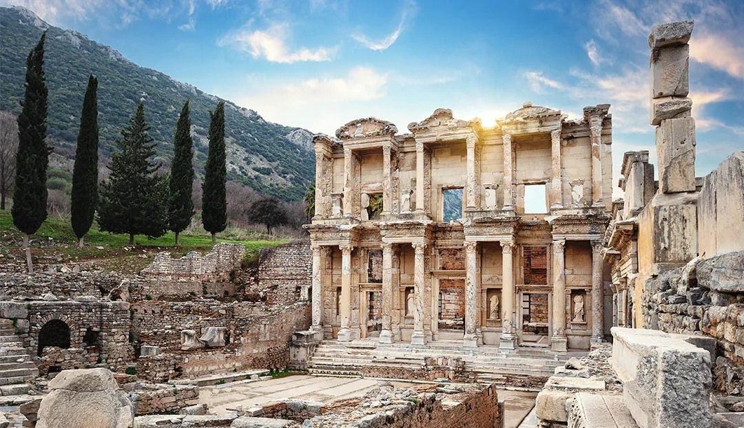 Imagem das ruínas da biblioteca de Efeso.