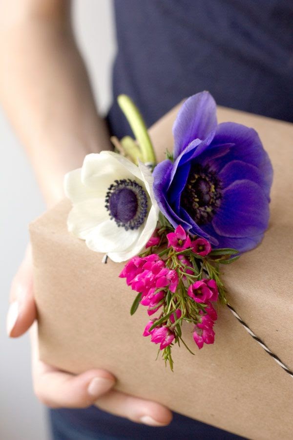 http://www.studiodiy.com/2013/04/09/diy-fresh-flower-gift-tags/