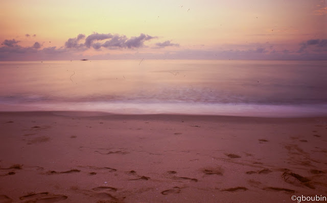 "L'attente" (Sujet : Mui Ne - la plage et ses pêcheurs ; Materiel : Canon A1, 50mm, Velvia 50)