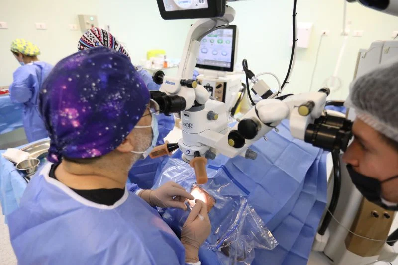 Con inédito operativo reducen lista de espera oftalmológica de Calbuco