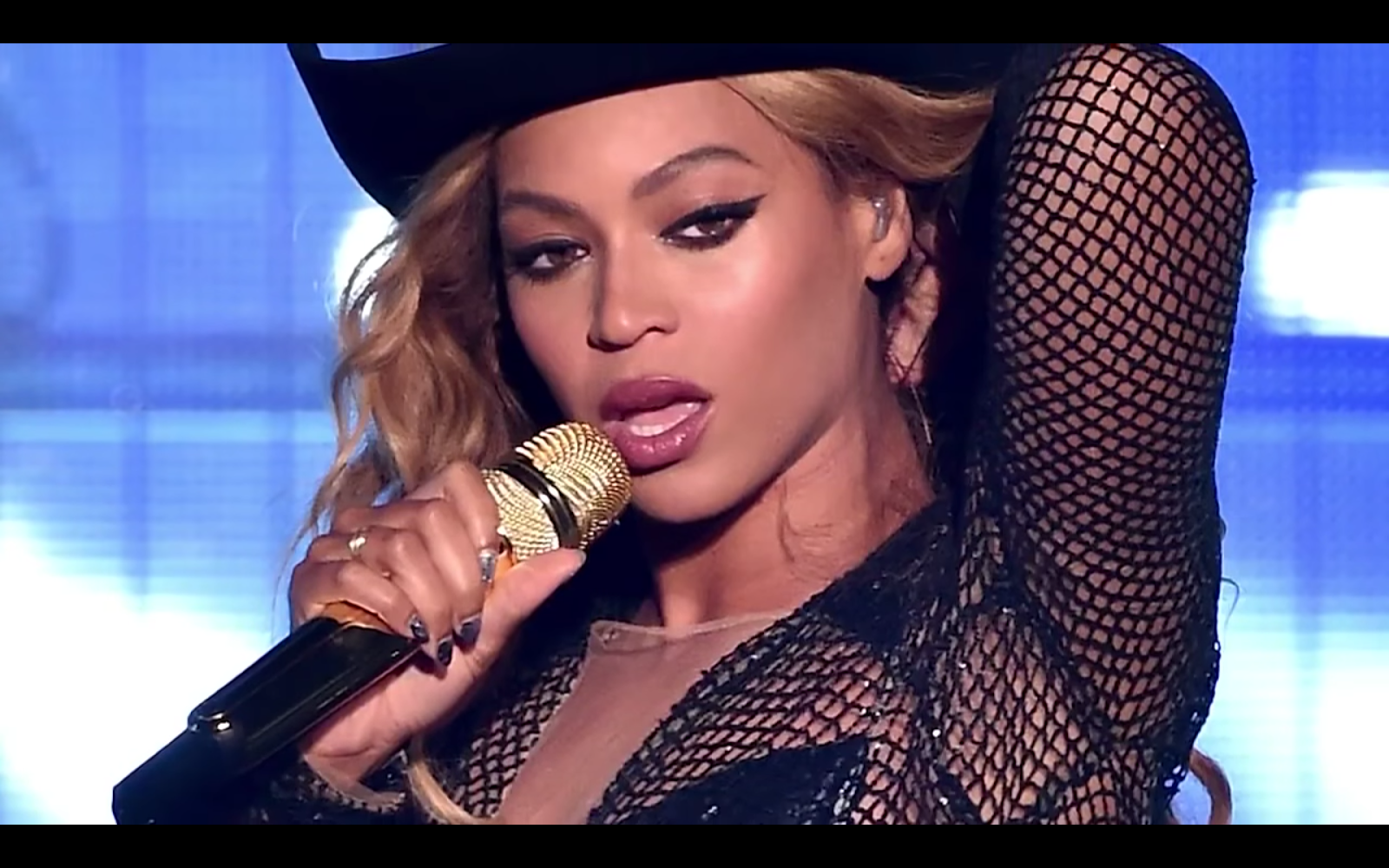 How To Beyonces Makeup Artists Teaches Us Her Signature Cat Eye