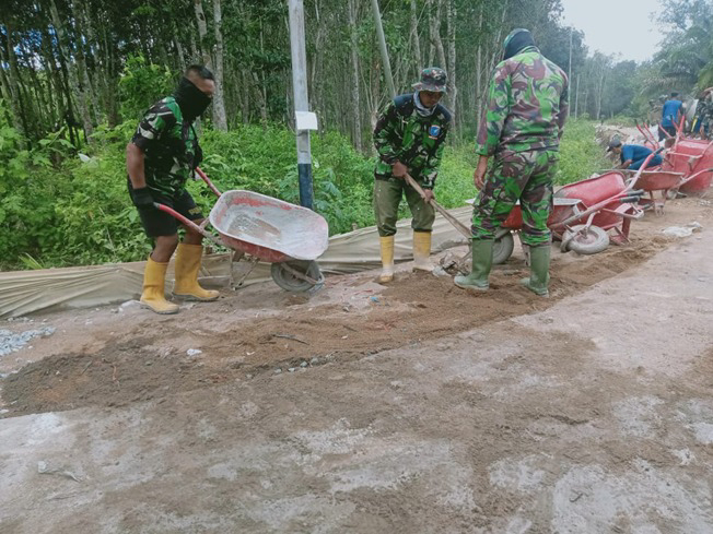 Semangat yang Tinggi, Kodim 1207/Pontianak Dalam Kegiatan TMMD Reguler-111 di Dusun Maju Jaya