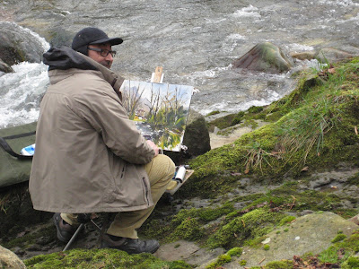 José Luis Martínez pintando en el río La Marea, Vegarrionda, Piloña