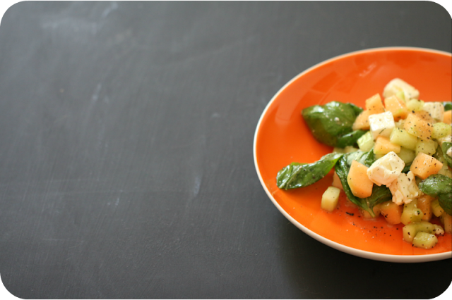 Salat mit Netzmelone, Gurke, Feta und Basilikum - perfektes Rezept für den besten Sommersalat | Arthurs Tochter kocht von Astrid Paul