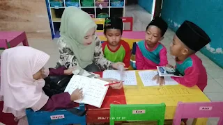 Kegiatan anak-anak TK Muslimat NU Cipete belajar mengenal huruf hijaiyah
