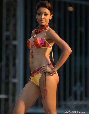 Tanushree Dutta Very Hot Navel Show in Bikini picture