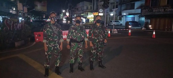 Laksanakan PAM Penyekatan Wilayah, Anggota Satgas TMMD Ke-111 Kodim 1207/Pontianak Dukung Program Pemerintah