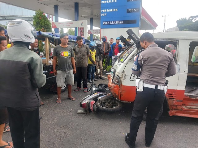 Pemotor Terkapar setelah Seruduk Angkot 05 di Depan SPBU Martadinata