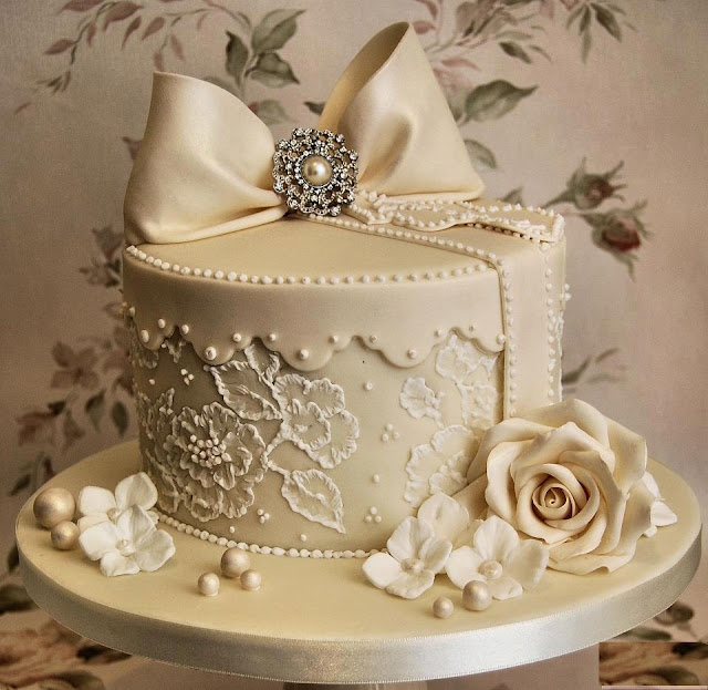 ivory-one-tier-wedding-cake-with-big-ribbon-topper-and-brooch