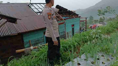 Muspika Petungkriyono Bersama TNI-Polri dan Warga Berikan Bantuan Kepada Korban Terdampak Puting Beliung 