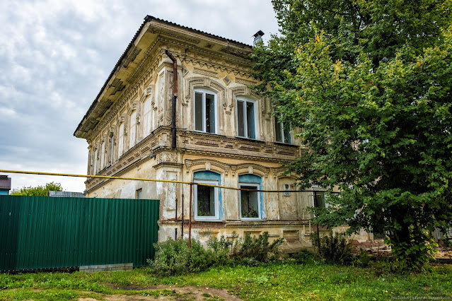 Старое купеческое кирпичное здание