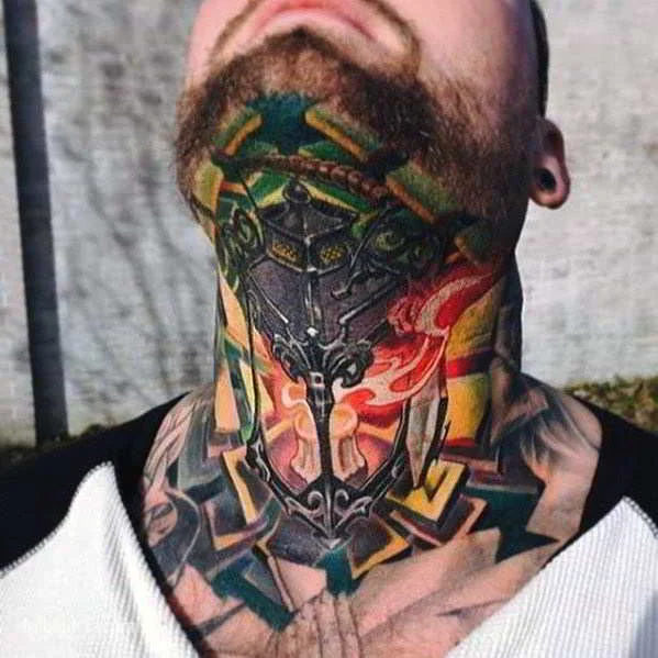 Un tatuaje muy detallado del cuello de farol antiguo