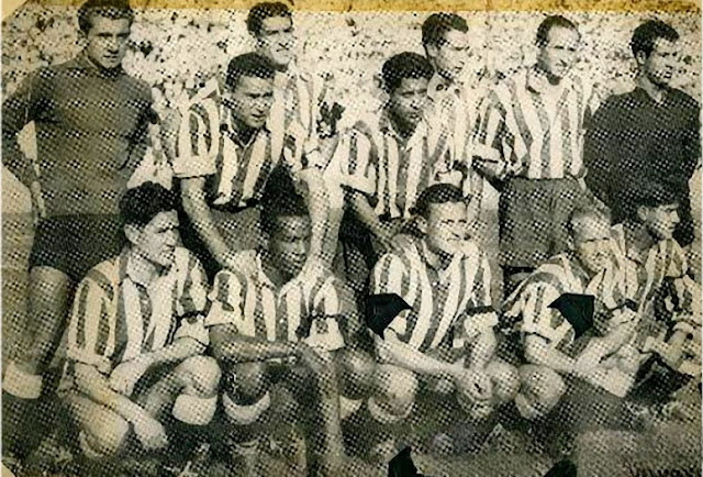 CLUB ATLÉTICO DE MADRID. Temporada 1951-52. Menéndez (portero suplente), Mencía, Tinte, Hernández, Mújica, Lozano y Montes. Juncosa, Ben Barek, Pérez Payá, Carlsson y Escudero. CLUB ATLÉTICO DE MADRID 3 REAL SOCIEDAD DE FÚTBOL 1 Domingo 09/09/1951. Campeonato de Liga de 1ª División, jornada 1. Madrid, estadio Metropolitano. GOLES: ⚽1-0: 25’, Pérez Payá. ⚽2-0; 34’, Ben Barek. ⚽3-0: 61’, Juncosa. ⚽3-1: 85’, Ontoria.