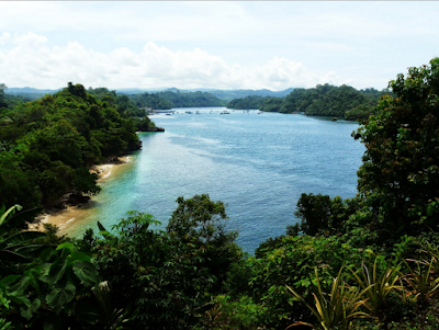 Pantai Tiga Warna Malang.