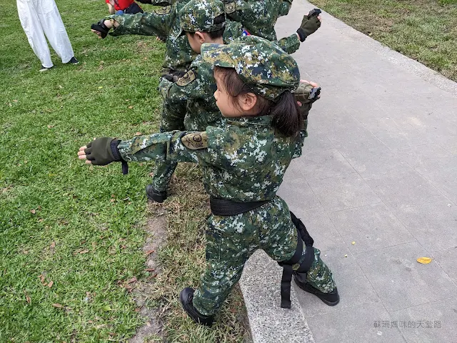 小小陸軍 | 小兵日記兒童軍事體驗營，大頭兵組槍、射靶、匍匐前進超精實；迫擊炮、丟手榴彈好刺激，軍服帥度100!!