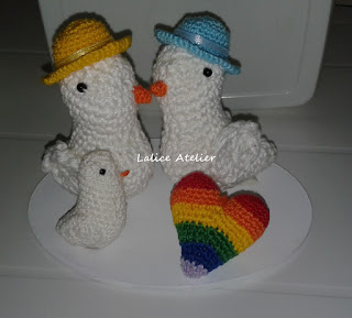 topo bolo pombinhos,topo bolo amigurumi,topo bolo casal passarinhos,LGBT, casamento LGBT, casal LGBT, topo de bolo LGBT, crochê LGBT