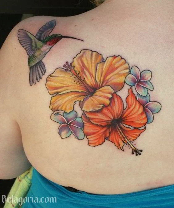 Un tatuaje hawaiano de mujer