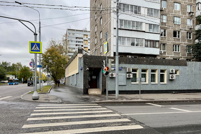 Федеративный проспект, Мартеновская улица, жилой дом 1976 года постройки, бывший ювелирный магазин «Александрит»