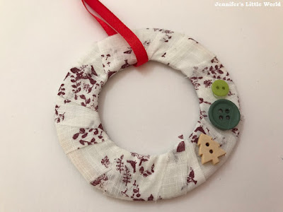 How to make mini fabric wreath decorations