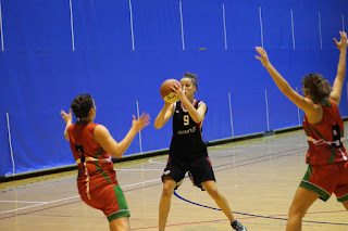 Partido de baloncesto entre el Ausarta Barakaldo Est y el Araba