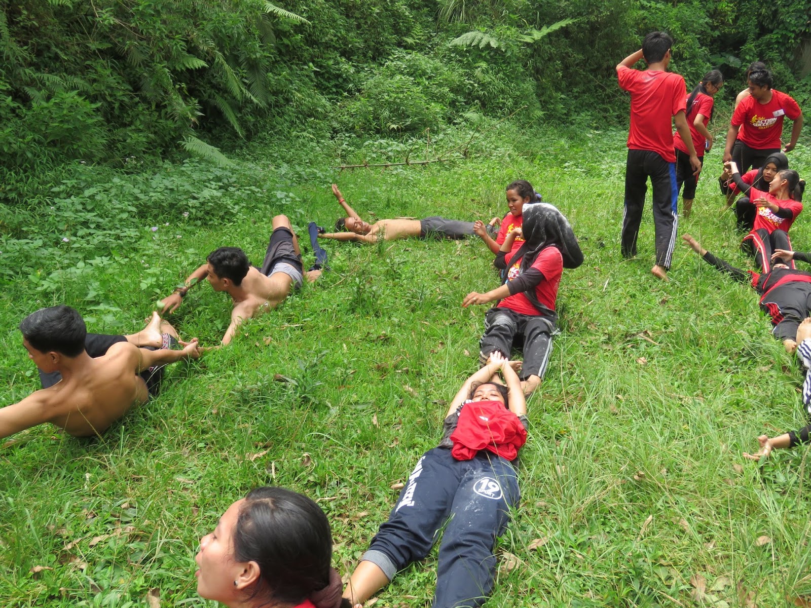 Mereka larut dalam kebersamaan yang terbentuk Semoga manfaat dari kegiatan outbond training Politeknik Indonesia bisa terus melekat dalam diri peserta