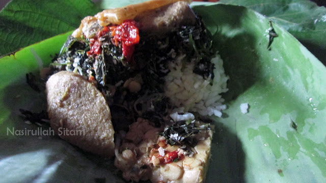 Sebungkus nasi urap untuk sarapan