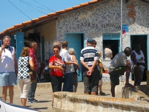 contêiner onde o lixo fica acumulado, uma vergonha para a cidade.