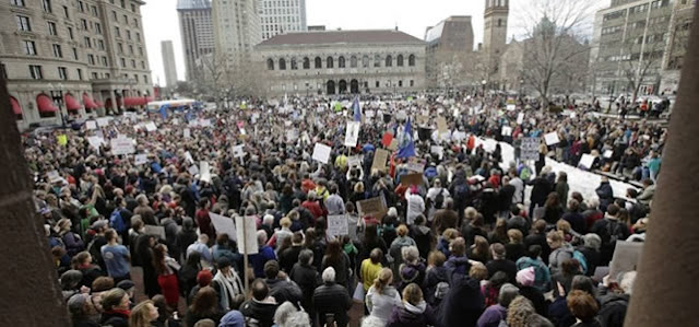 O protesto reuniu centenas de pessoas na praça em frente ao prédio onde a conferência foi realizada - Steven Senne / AP