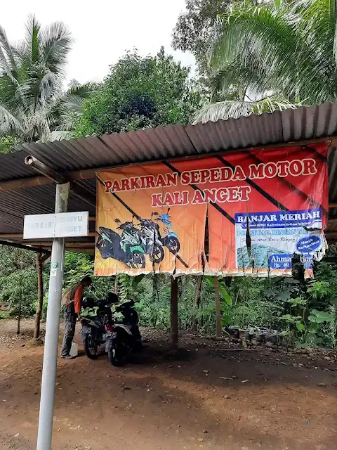 Tempat parkir kali anget gumelem banjarnegara