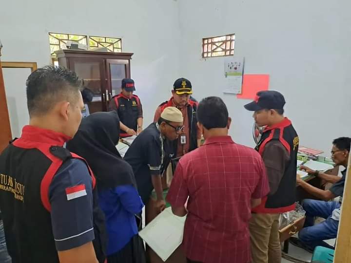 Geledah Kantor PNPM Jeumpa, Kejari Bireuen Sita Uang Ratusan Juta