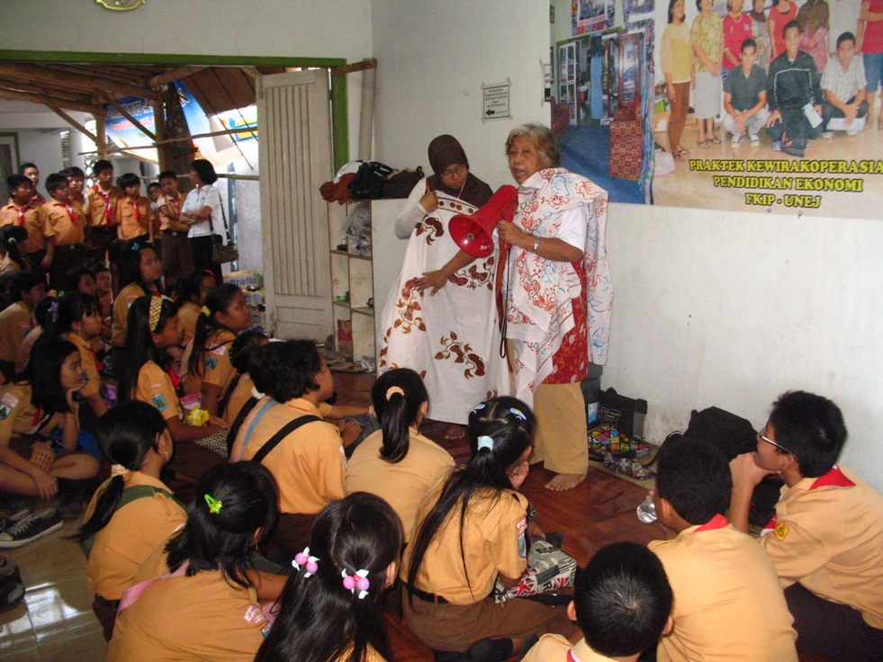 Cakrawala: Pengenalan Batik Budaya Indonesia di Sekolah