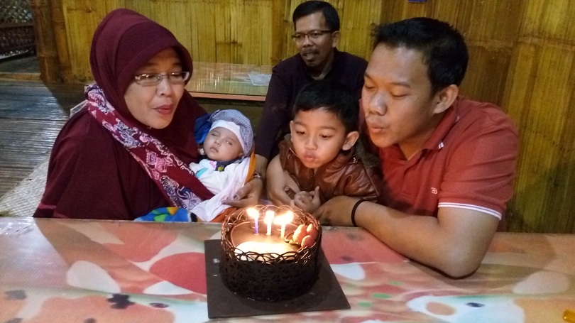 Umi, Raditya dan Ayah Tiup Lilin