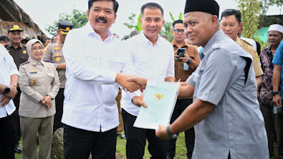 Bey Dampingi Menteri Hadi Tjahjanto Bagikan Sertifikat Tanah di Bogor