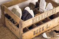 Organiza tus zapatos con cajones de madera reciclados