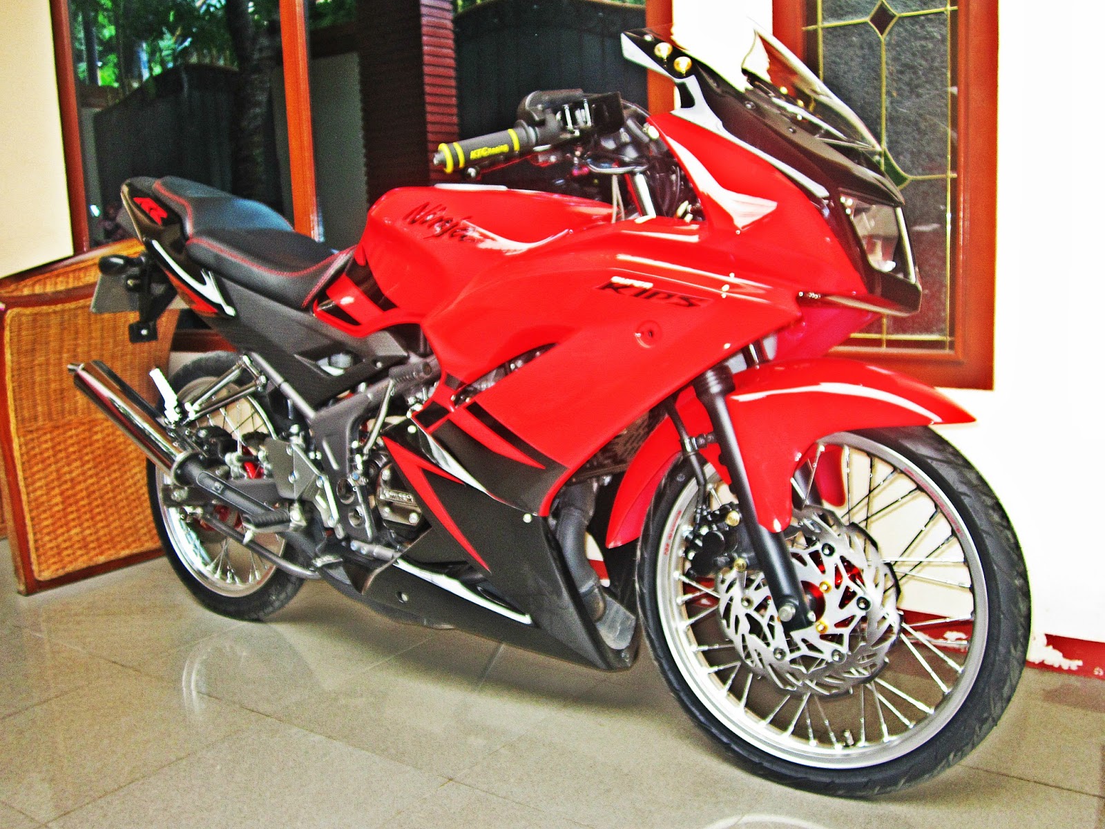  Modifikasi  Motor Kawasaki Ninja  R RR  Warna Hijau  Velg Biru