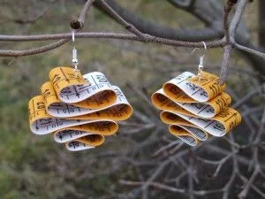 Da mesma forma que as tampas de garrafas, jornais, vidros, fios e até sacolas plásticas podem se transformar em brincos, colares e pingentes.  Desde produtos pequenos como um brinco até grandes colares podem ser adornados com produtos reutilizados e ficam tão bonitos quanto os comercializados em grande escala.  A reciclagem é uma alquimia, uma transformação magnifica, que o lixo vira matéria prima na mão do artista e o resultado pode ser surpreendente.