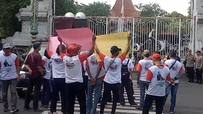 Sehari Jelang Pemeriksaan Bupati Sidoarjo, Sejumlah Warga Demo Tuntut KPK Segera Menahan Ahmad Muhdlor Terkait Dugaan Kasus Korupsi BPPD