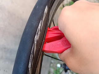 Tyre Gliderを握りしめ周方向に押す